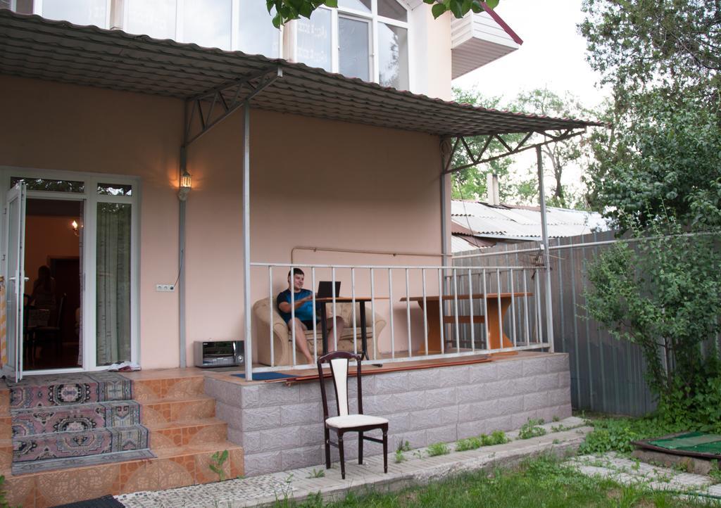 Almaty Backpackers Hostel ภายนอก รูปภาพ